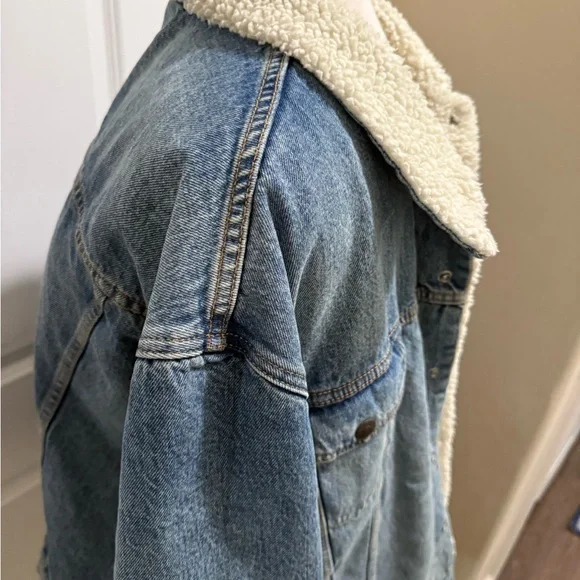 New like Levi's Blue Denim Jacket with Sherpa Lining. - Picture 8 of 13